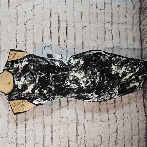 Guess Dresses & Skirts - Guess Monochrome Abstract Bodycon Dress Size Medium NWT
